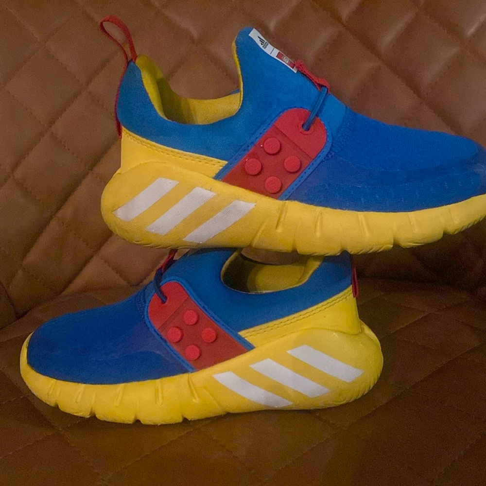 Adidas kid boy shoe. Good condition.